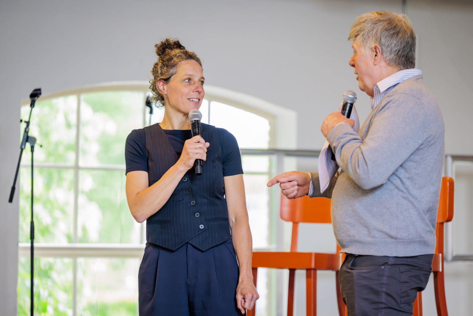 Merkstrateeg Nicole van de Velde in gesprek op het podium tijdens de presentatie van de nieuwe regiopositionering van de Achterhoek.