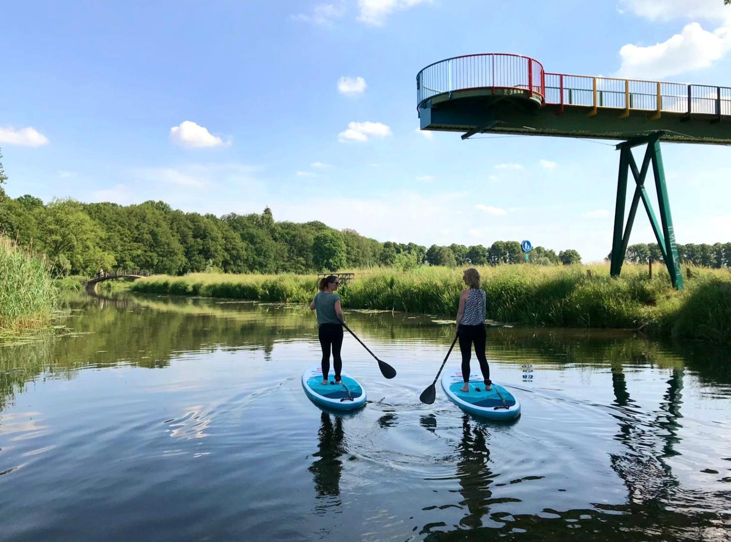 Twee personen suppen op de Oude IJssel in Engbergen.