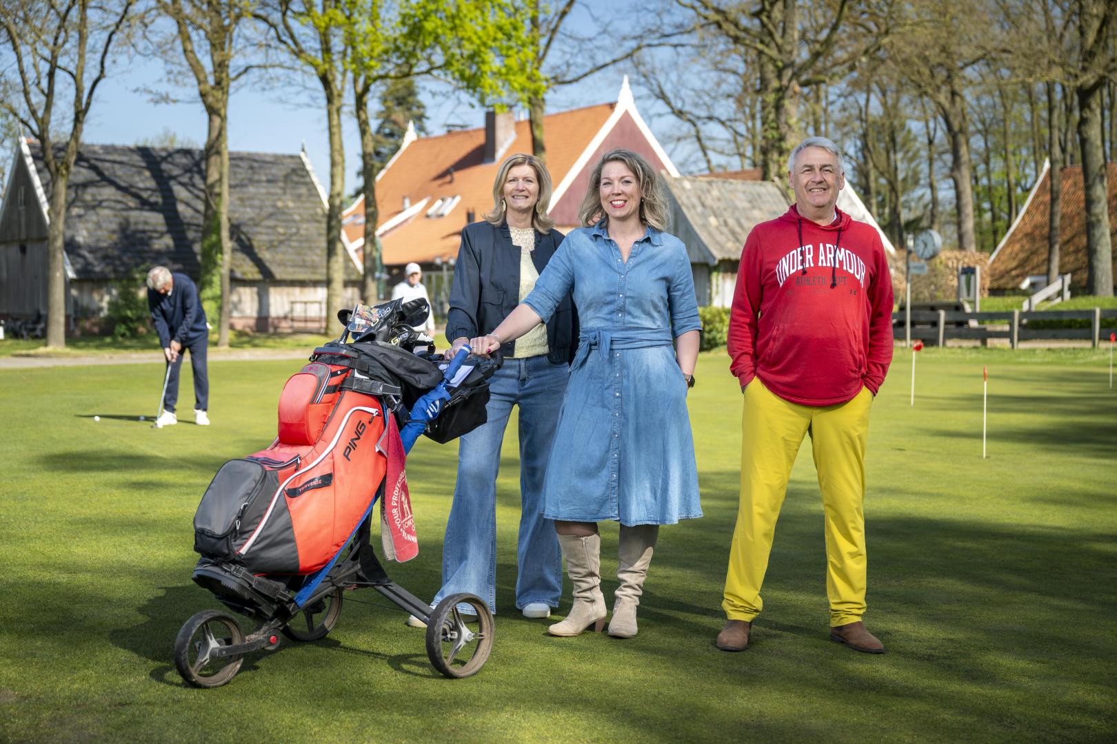 Eigenaren van Boutique Hotel Villa Elise en golfbaan De Voortwisch staan samen op een golfbaan.