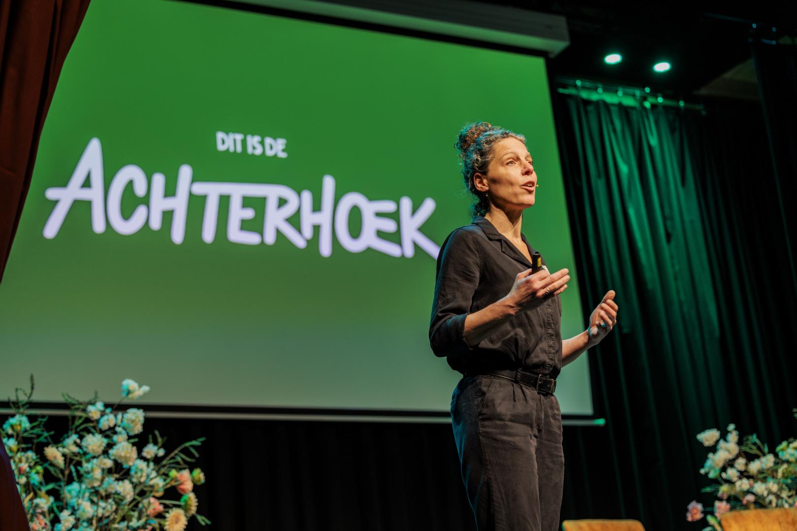 Merkstrateeg Nicole presenteert de nieuwe positionering tijdens de Opening Toeristisch Seizoen.